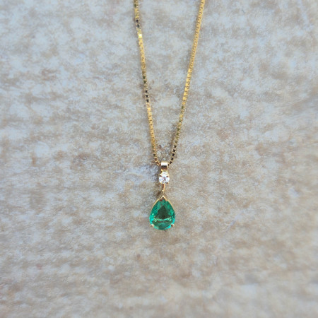 Un pendentif émeraude et diamant sur or jaune 18k