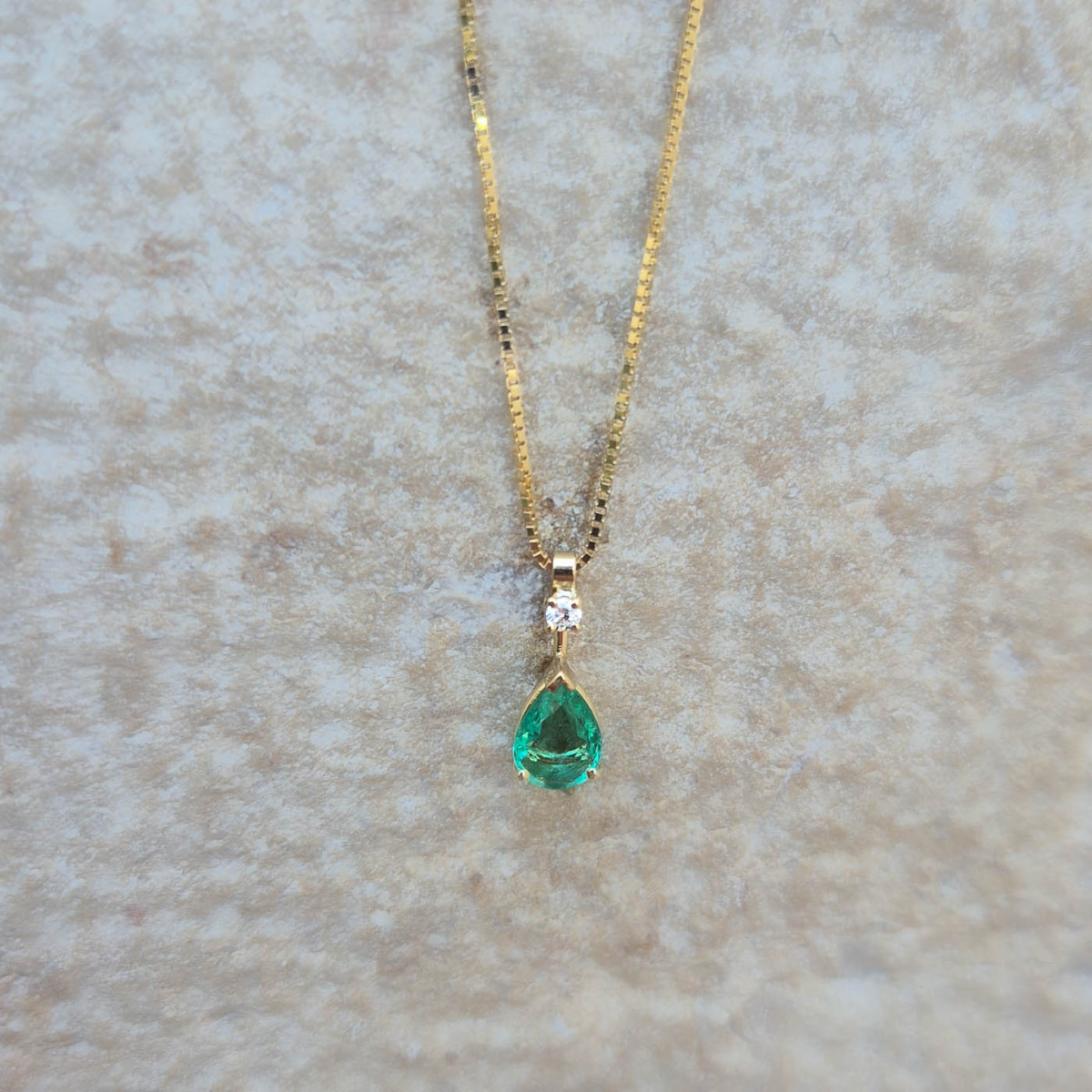 Un pendentif émeraude et diamant sur or jaune 18k