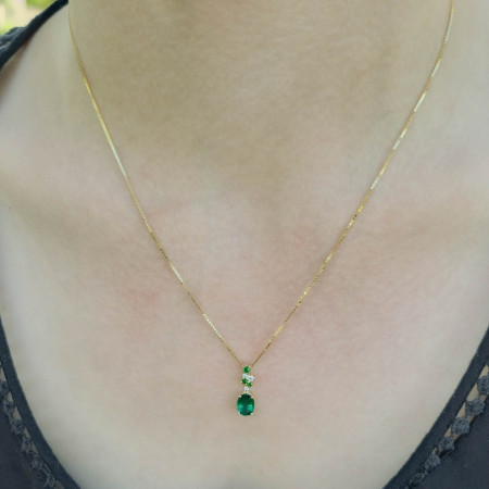 Pendentif sertie d'une émeraude, de diamants et de tsavorites sur chaîne maille vénitienne