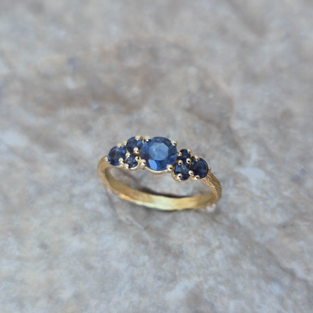 Une bague cépage en or jaune 18k sertie de saphirs