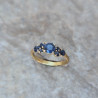 Une bague cépage en or jaune 18k sertie de saphirs
