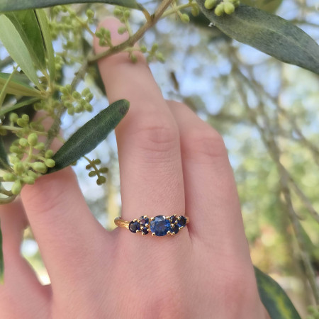 Une bague cépage dont le corps est travaillé comme un cep de vigne
