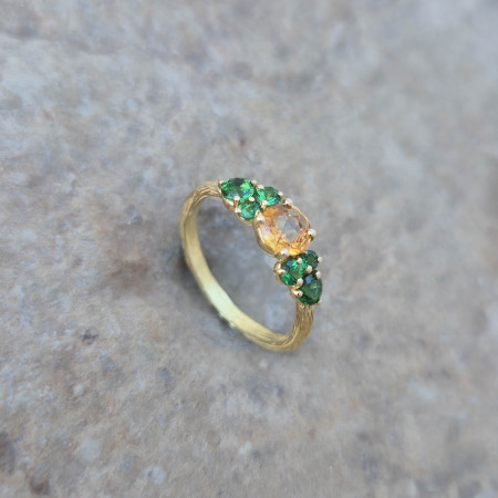 Une bague de la collection La Vigne sertie d'un saphir jaune au centre et de tsavorites