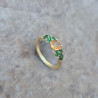 Une bague de la collection La Vigne sertie d'un saphir jaune au centre et de tsavorites