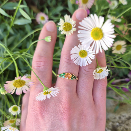 Une bague cépage en or jaune 18k sertie d'un saphir jaune et de tsavorites