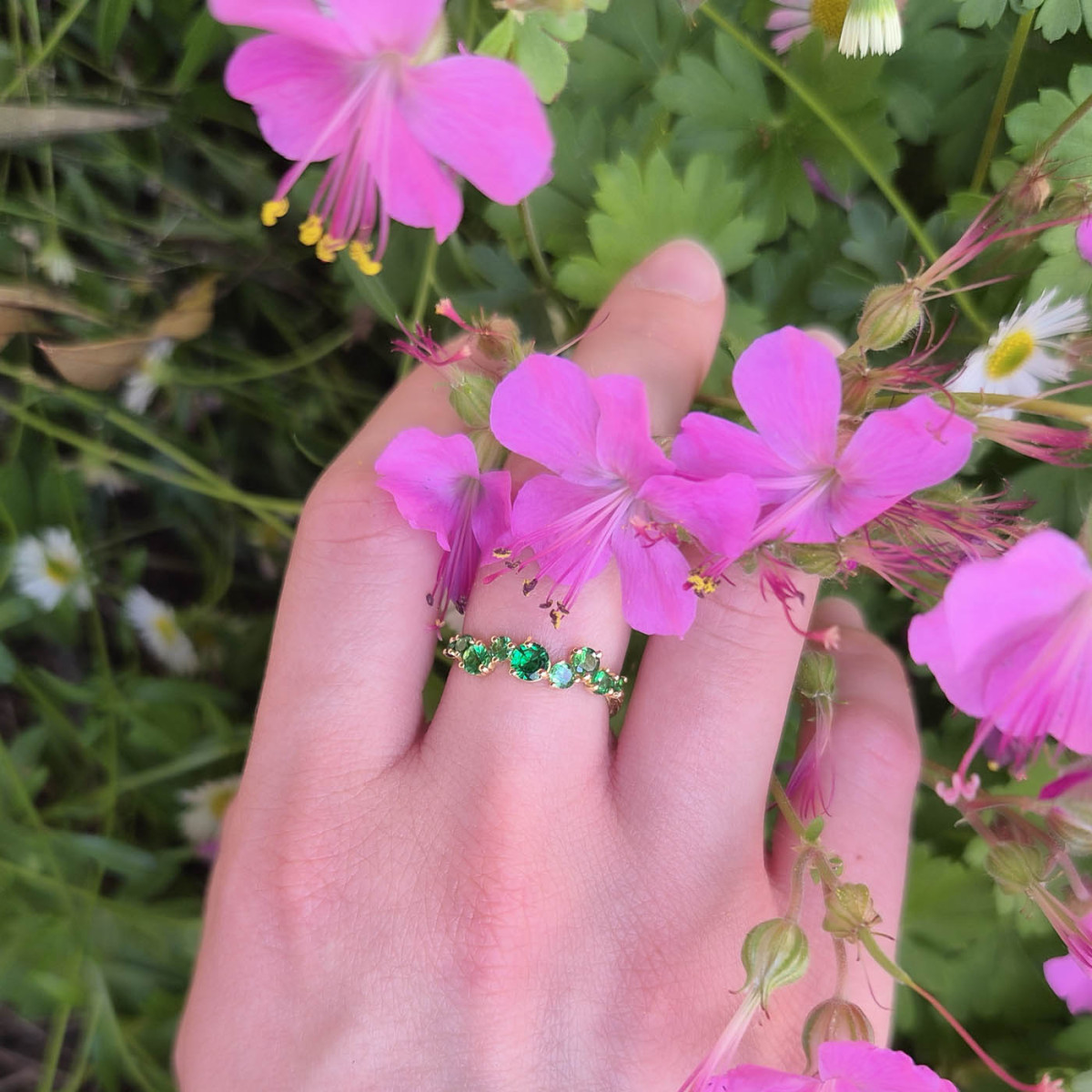 Bague en or jaune 18k sertie de multi-pierres vertes