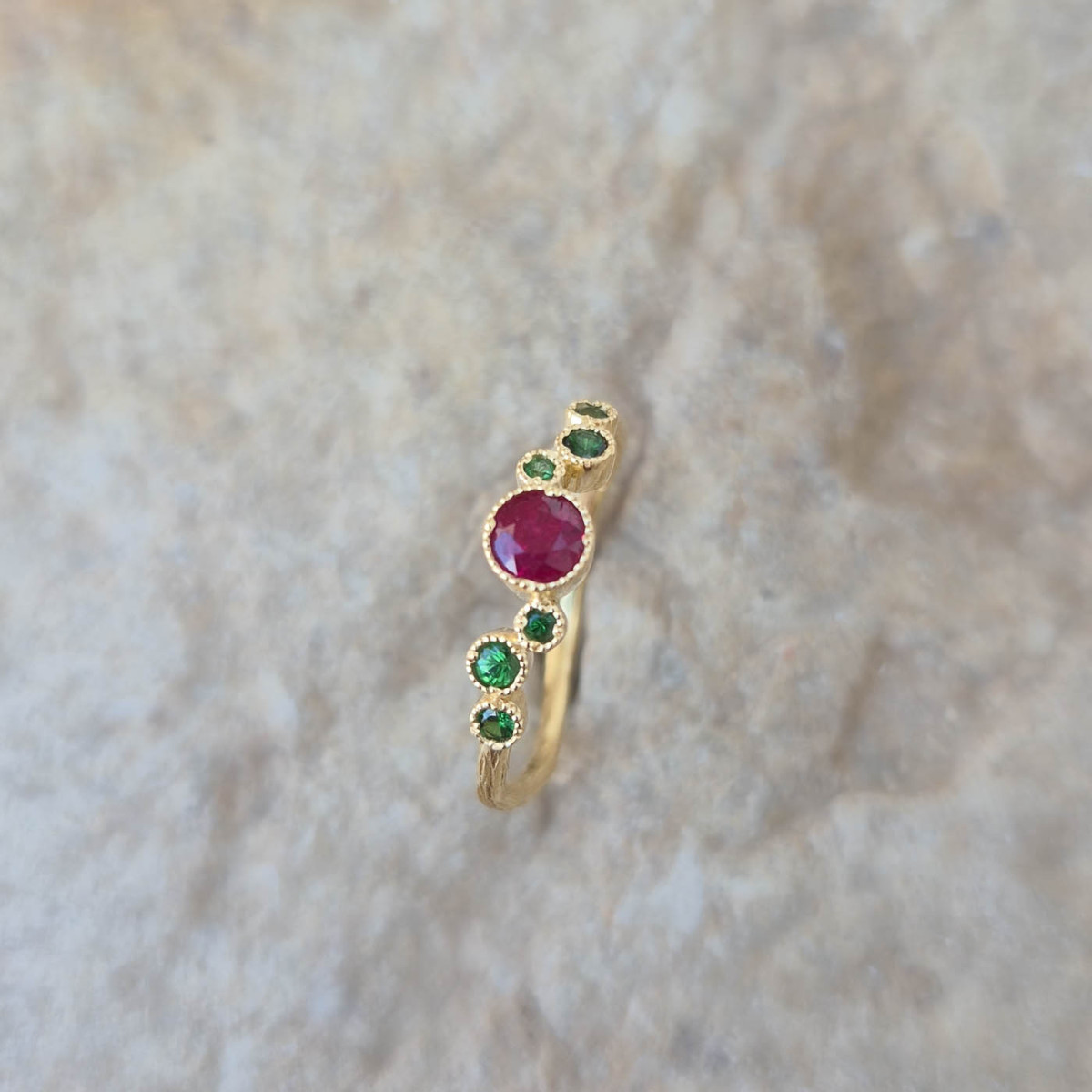 Bague Cépage serti clos au centre d'un rubis et de tsavorites