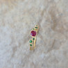 Bague Cépage serti clos au centre d'un rubis et de tsavorites
