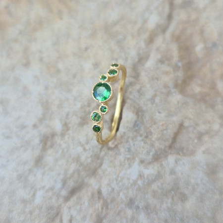 Bague en or jaune 18k sertie perlée de tsavorites
